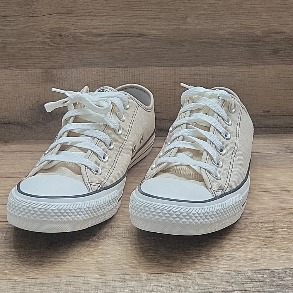 Converse shoes women Brand new in the box.